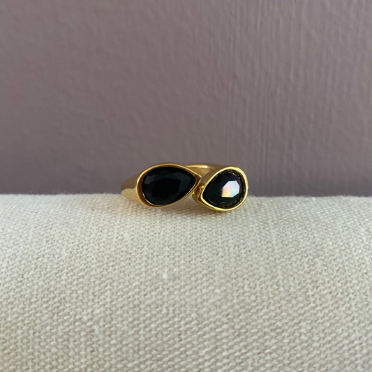 Verstelbare 14k vergulde titanium ring, buigbaar naar maat, gecombineerd met Rosie Onyx oorbellen met zwarte steen