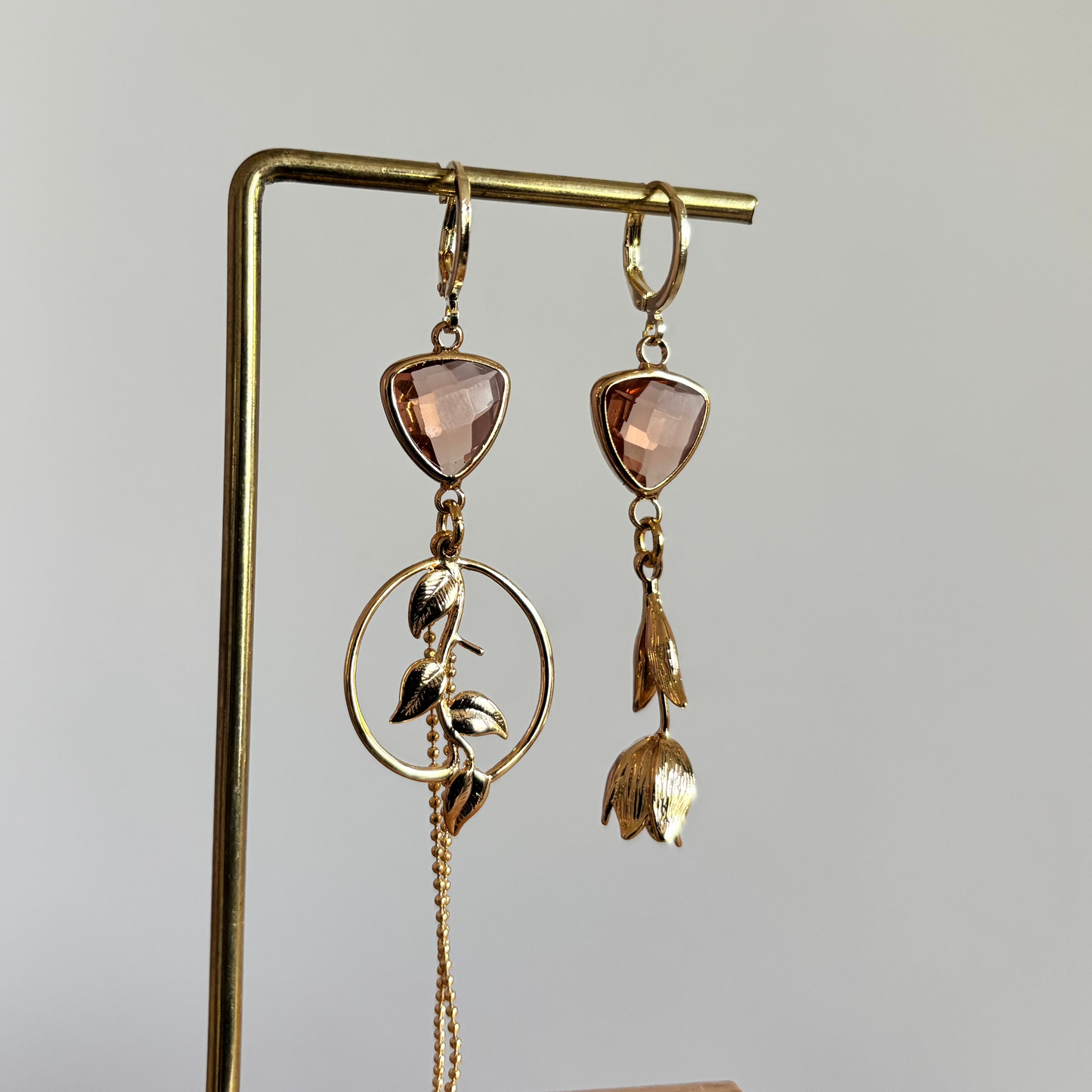 Asymmetrische 14K vergulde oorbellen met champagnekleurige glasbedels uit de Flora en Fauna collectie