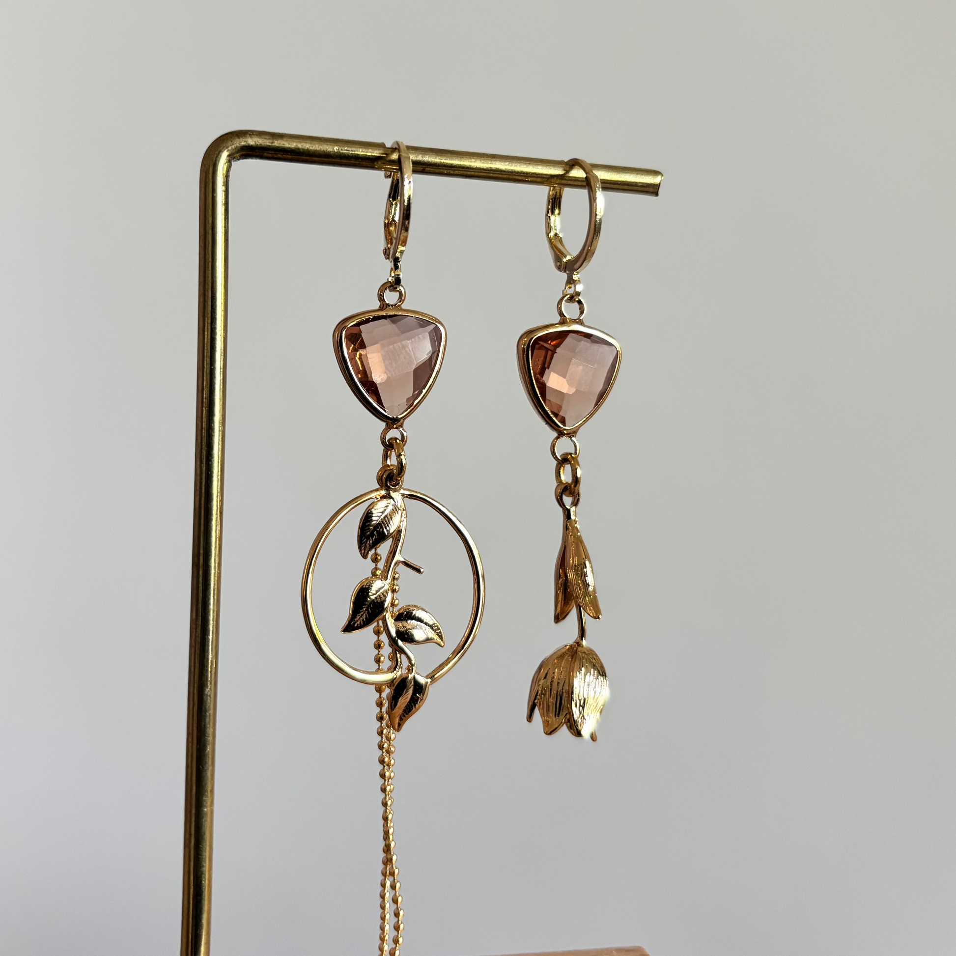 Asymmetrische 14K vergulde oorbellen met champagnekleurige glasbedels uit de Flora en Fauna collectie
