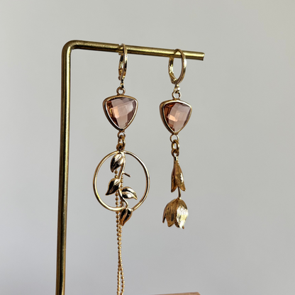 Asymmetrische 14K vergulde oorbellen met champagnekleurige glasbedels uit de Flora en Fauna collectie