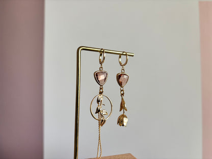 Asymmetrische 14K vergulde oorbellen met champagnekleurige glasbedels uit de Flora en Fauna collectie