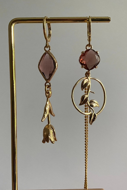 Handgemaakt asymmetrisch paar 14K verguld met tulp en blad bedel en burgundy glasbedels 