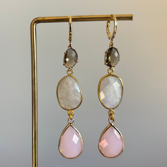 "Lange 14k vergulde oorbellen met bruine, witte en roze edelstenen.