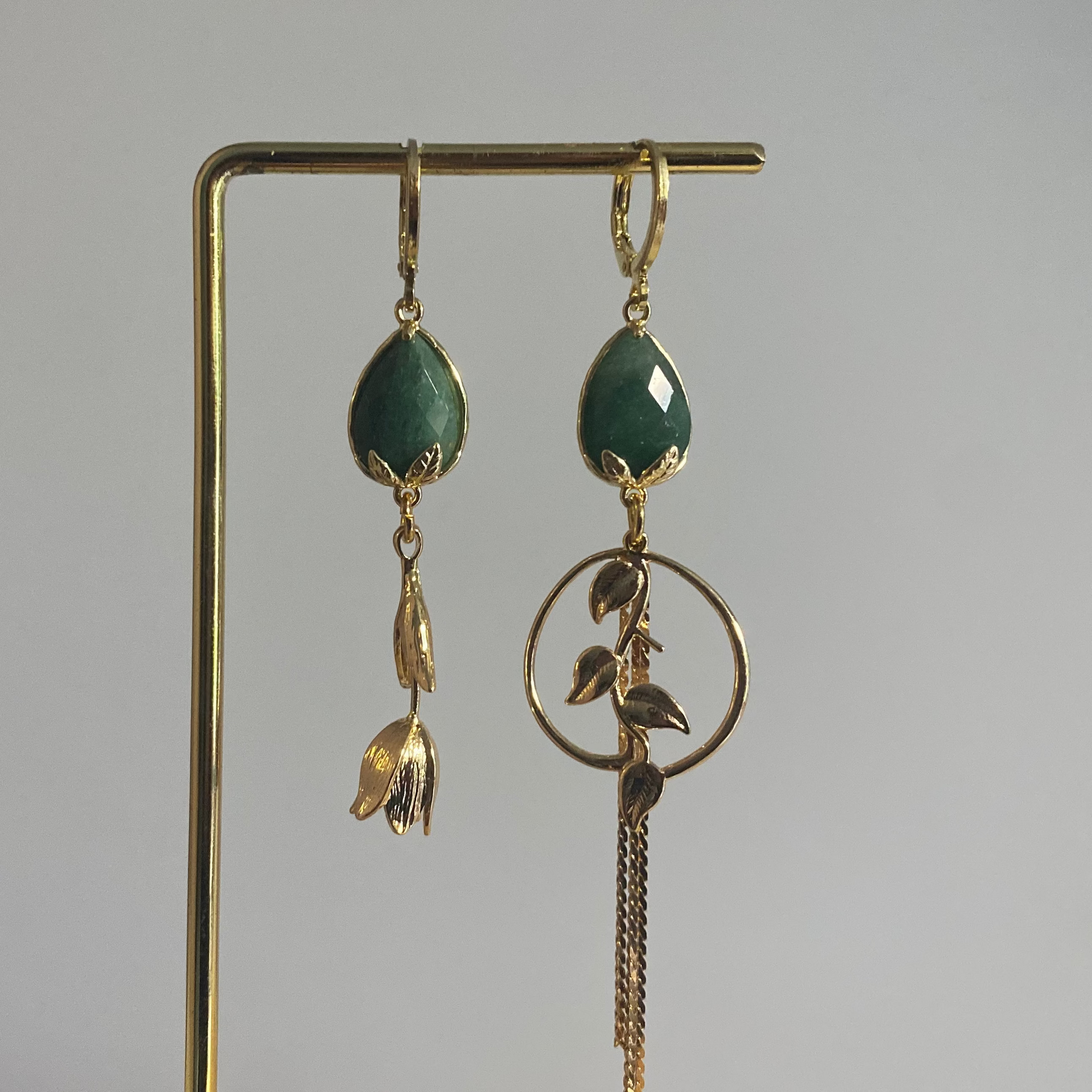 Asymmetrische 14K vergulde oorbellen met natuurstenen bedel en afgewerkt en 14K vergulde tulpen en bladeren. 