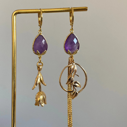 Asymmetrische 14K vergulde oorbellen met natuurstenen bedel en afgewerkt en 14K vergulde tulpen en bladeren. 
