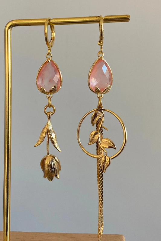 Asymmetrische 14K vergulde oorbellen met natuurstenen bedel en afgewerkt en 14K vergulde tulpen en bladeren. 