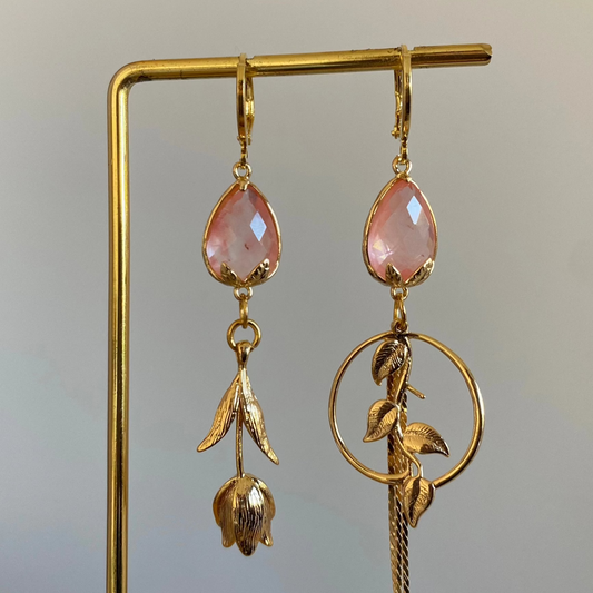 Asymmetrische 14K vergulde oorbellen met natuurstenen bedel en afgewerkt en 14K vergulde tulpen en bladeren. 