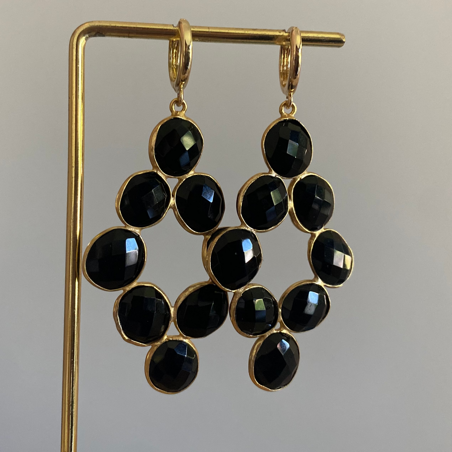 Ovale vergulde oorbel met zwarte onyx edelsteen, gefacetteerd, dames