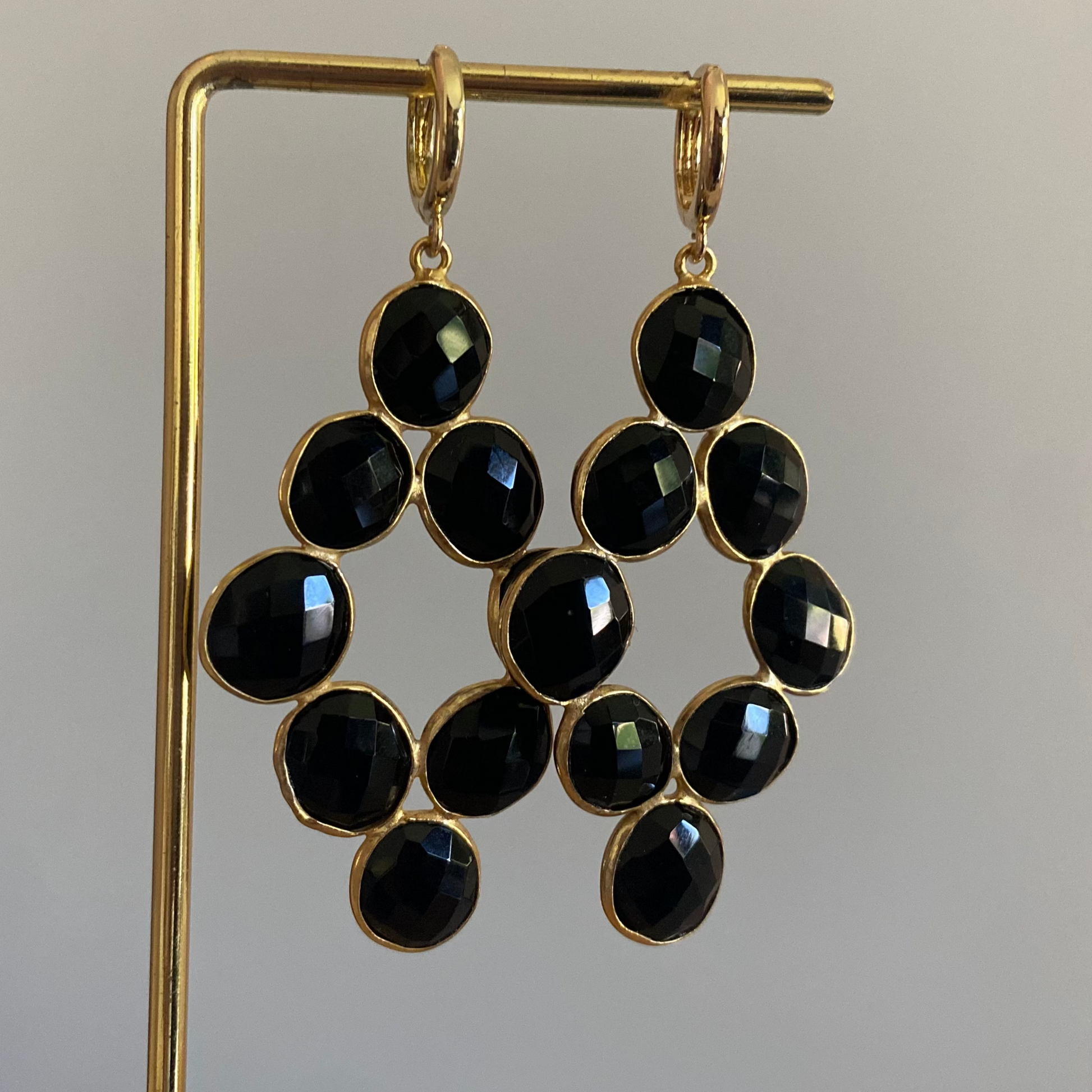 Ovale vergulde oorbel met zwarte onyx edelsteen, gefacetteerd, dames