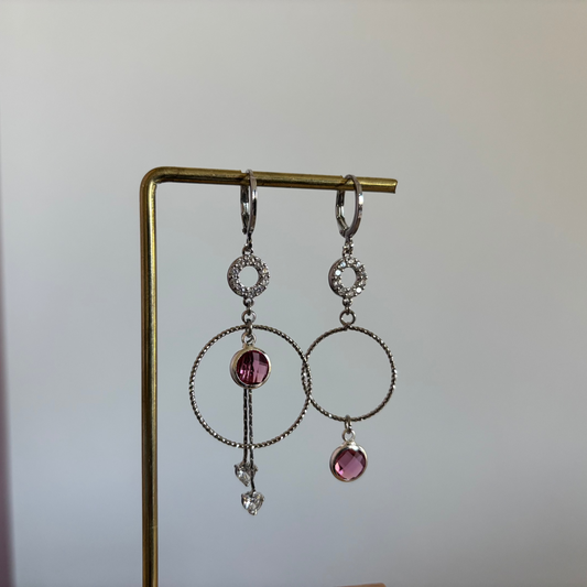 Een foto van mismatch paar oorbellen Sandra Zilver, met de roze glasbedels.