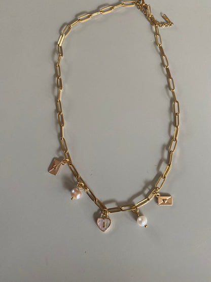 Goldplated schakelketting van roestvrij staal met 14k vergulde bedels — envelopje, parels en shell hartje, 45 cm lang.