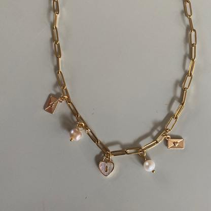 Goldplated schakelketting van roestvrij staal met 14k vergulde bedels — envelopje, parels en shell hartje, 45 cm lang.
