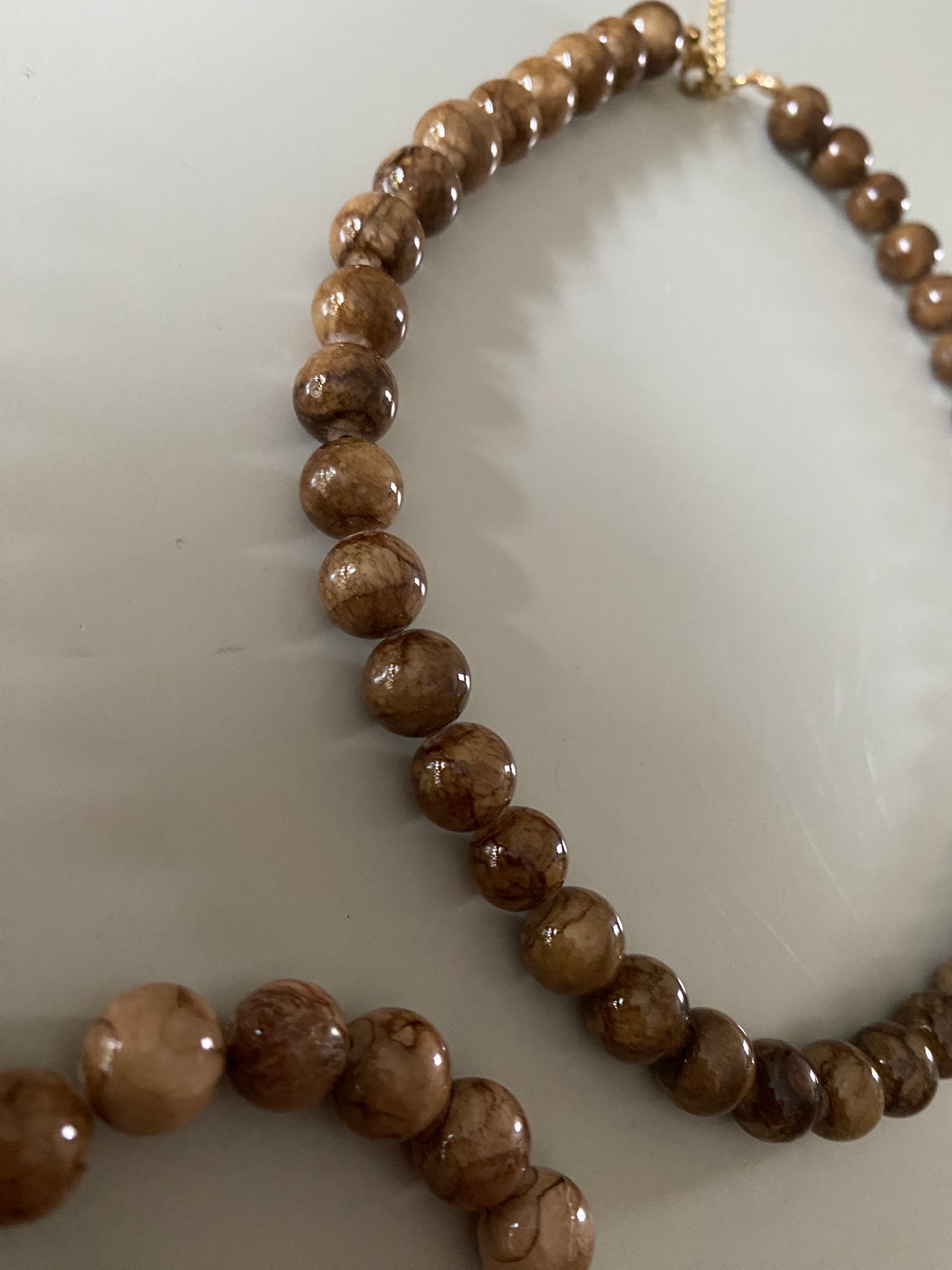 Ketting met gemêleerde chocoladebruine 12 mm kralen, lengte 45 + 5 cm, trendy ontwerp met bijpassende armband.