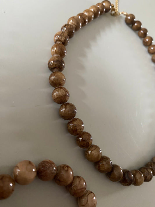 Ketting met gemêleerde chocoladebruine 12 mm kralen, lengte 45 + 5 cm, trendy ontwerp met bijpassende armband.