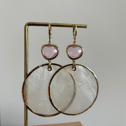 Grote ronde schelpoorbellen met lichtroze glasbedel en 14K gouden details