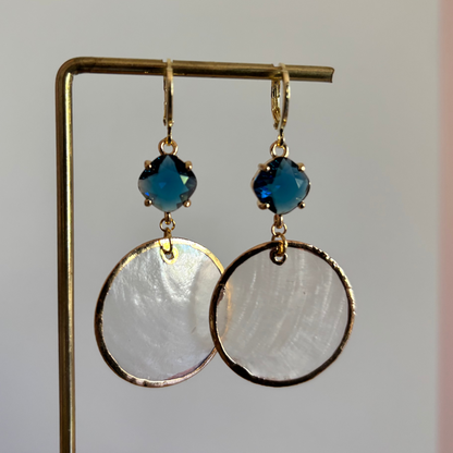 ronde schelpoorbellen met blauwe glasbedel en 14K gouden details