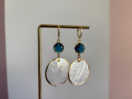 ronde schelpoorbellen met blauwe glasbedel en 14K gouden details