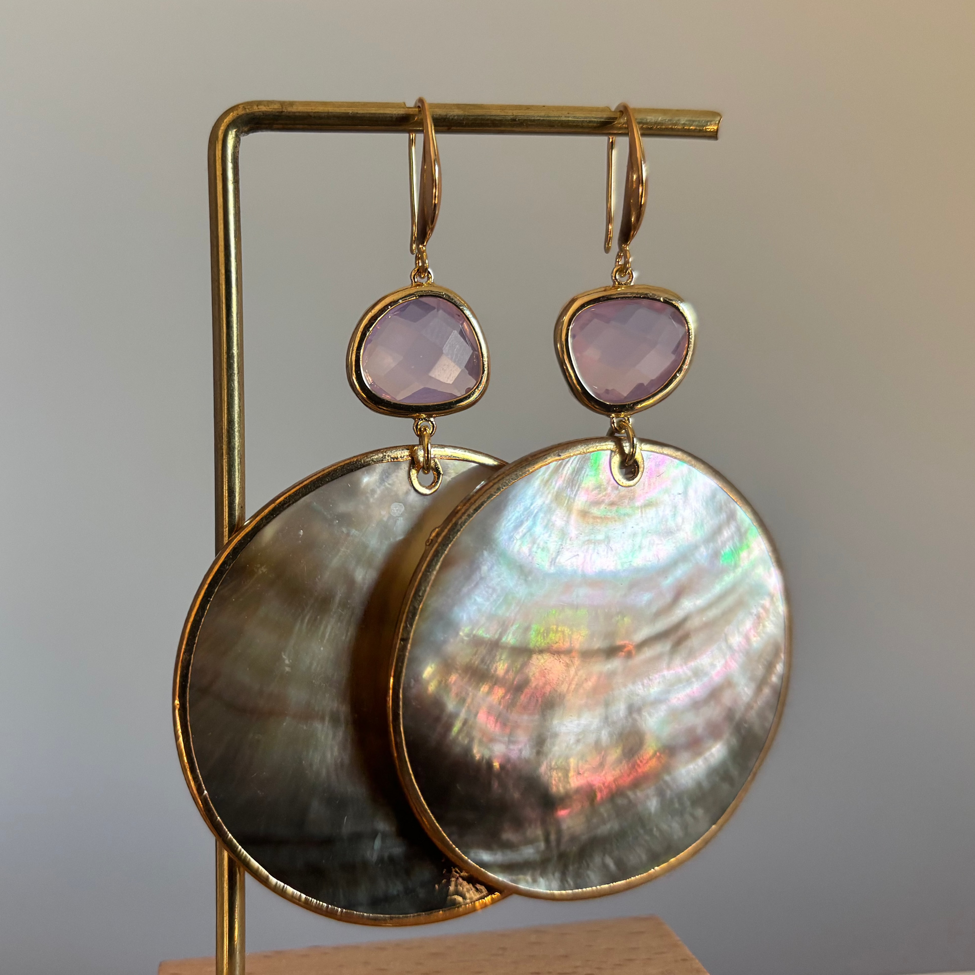 Grote 14k vergulde oorbellen met roze stenen en ronde hangers van natuurlijke schelp."