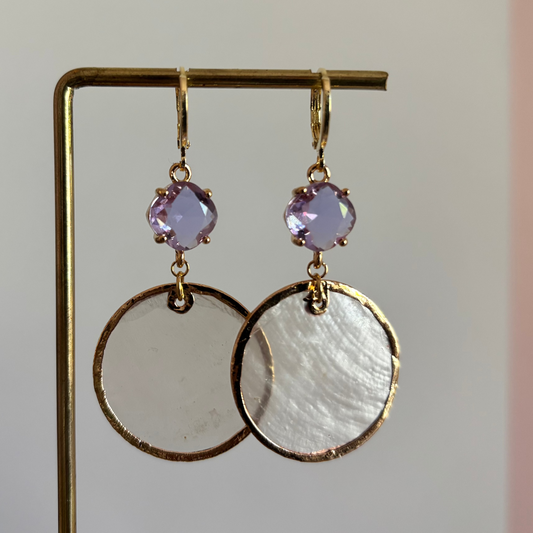 Ronde natuurlijke schelpoorbellen met een transparante blauwe glasbedel en 14K gouden accenten