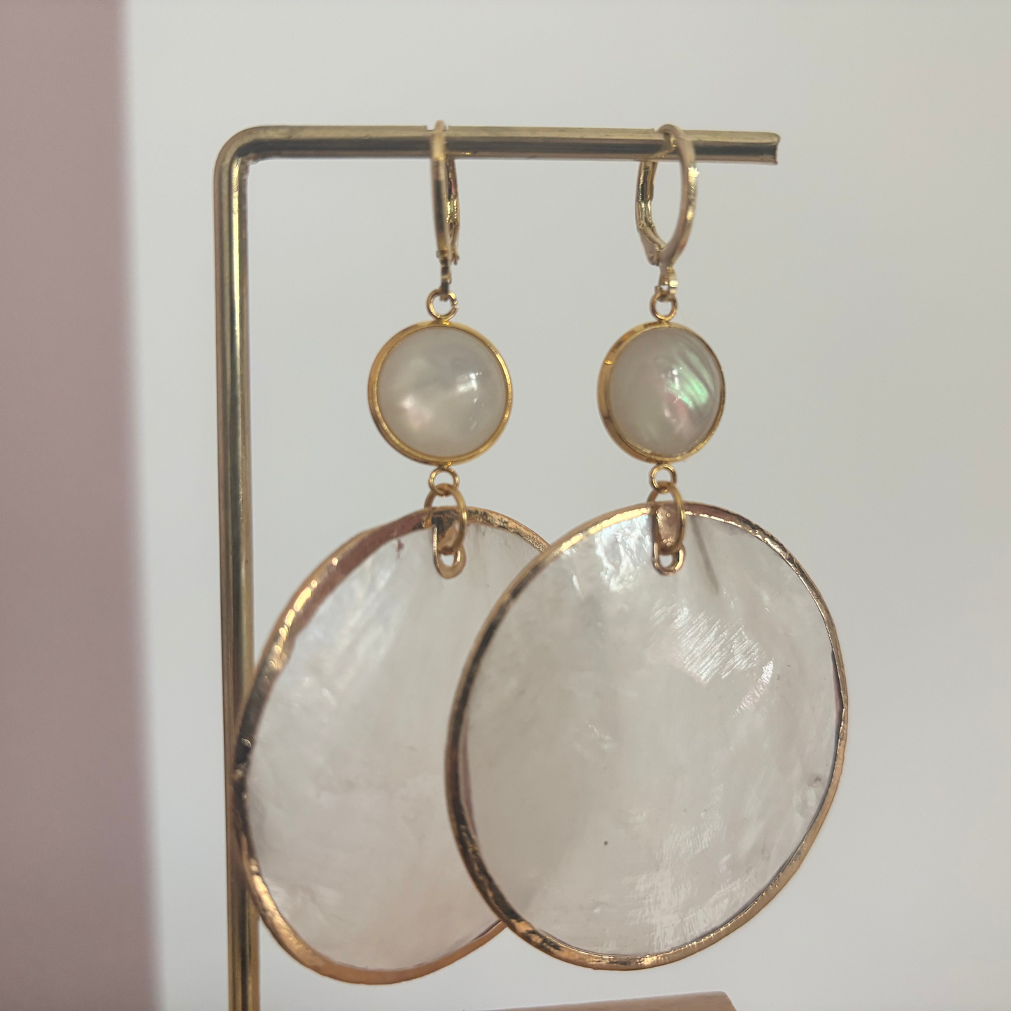 Grote ronde schelpoorbellen met lichtroze glasbedel en 14K gouden details