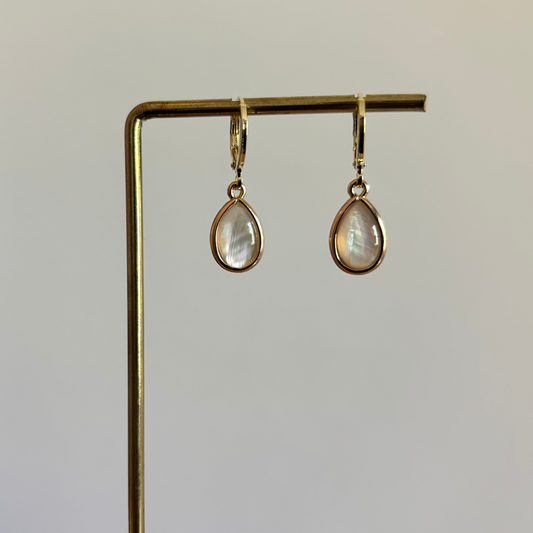 Oorbellen Shirley met druppelvormige schelpbedel, ca. 1 cm
