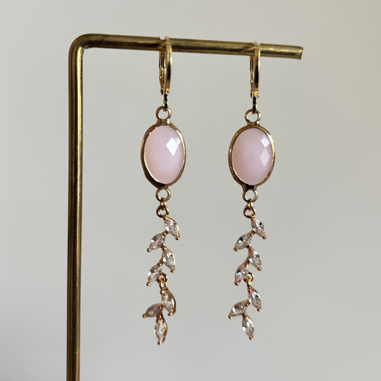 Soof oorbellen van 14k goud verguld met een ovale lichtroze steen en een hanger van zirkonia steentjes in de vorm van een takje.