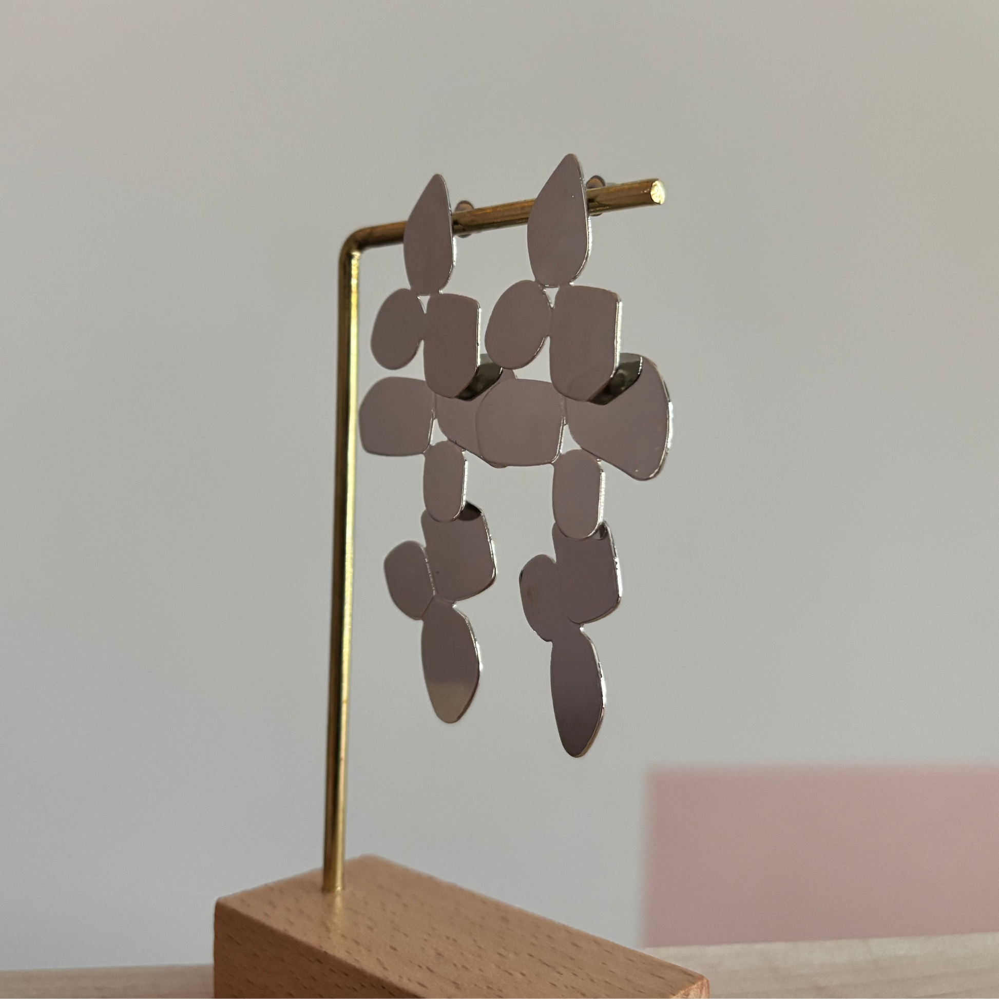 Spiegeloorbellen volgens de trend van 2026, circa 5 cm lang.