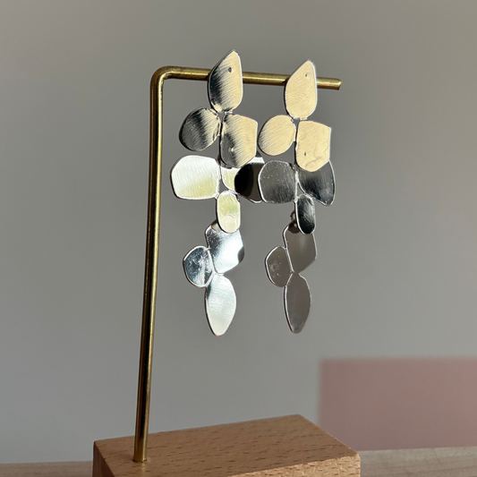 Spiegeloorbellen volgens de trend van 2026, circa 5 cm lang.