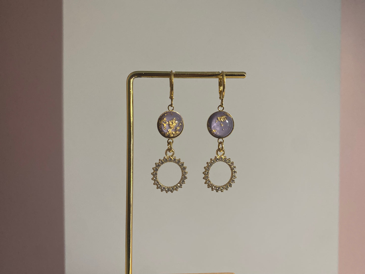 Handgemaakte 14k vergulde Lellebel oorbellen genaamd "Sprankelende lilac" met ronde lila, goud ingelegde bedels en een zirkonia hanger 