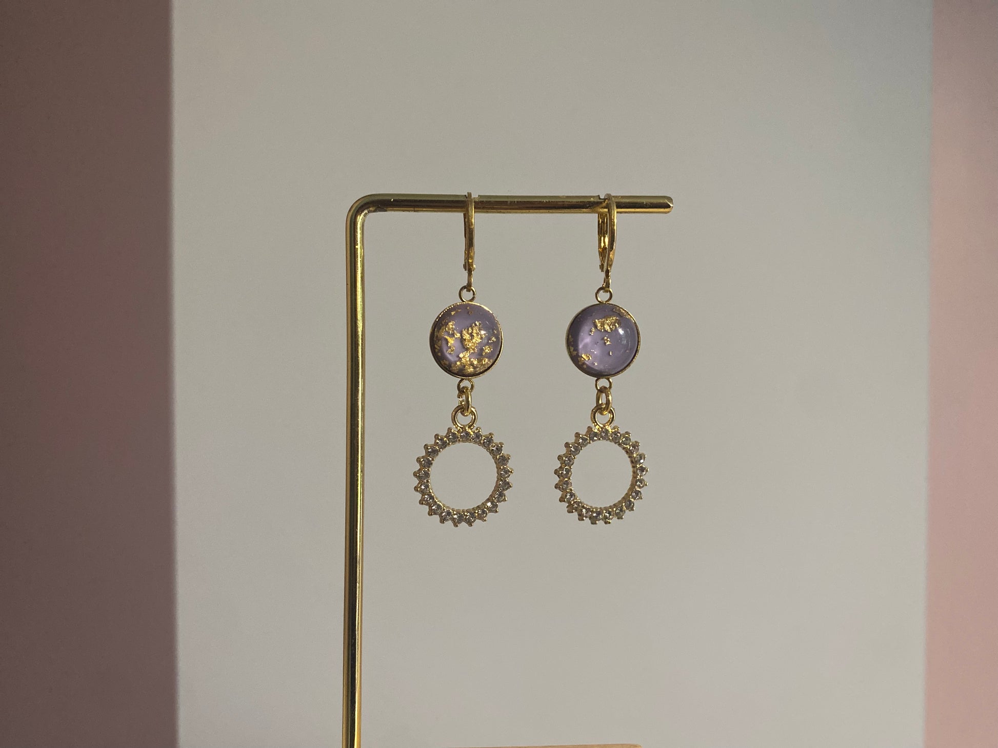 Handgemaakte 14k vergulde Lellebel oorbellen genaamd "Sprankelende lilac" met ronde lila, goud ingelegde bedels en een zirkonia hanger 