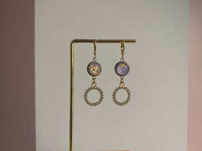 Handgemaakte 14k vergulde Lellebel oorbellen genaamd "Sprankelende lilac" met ronde lila, goud ingelegde bedels en een zirkonia hanger 