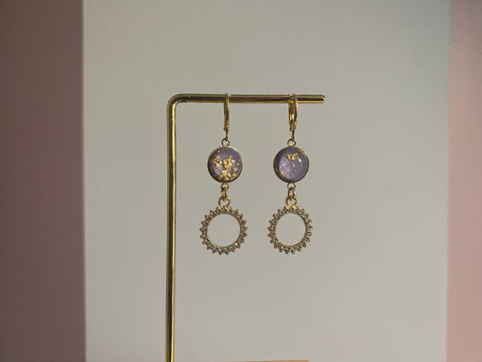Handgemaakte 14k vergulde Lellebel oorbellen genaamd "Sprankelende lilac" met ronde lila, goud ingelegde bedels en een zirkonia hanger 