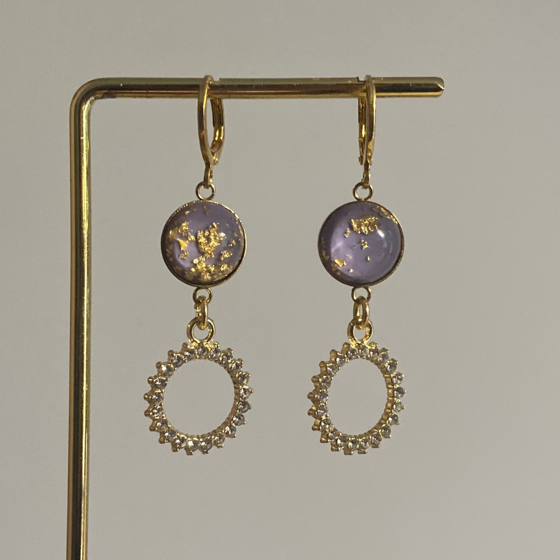 Handgemaakte 14k vergulde Lellebel oorbellen genaamd "Sprankelende lilac" met ronde lila, goud ingelegde bedels en een zirkonia hanger 