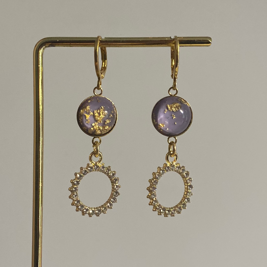 Handgemaakte 14k vergulde Lellebel oorbellen genaamd "Sprankelende lilac" met ronde lila, goud ingelegde bedels en een zirkonia hanger 