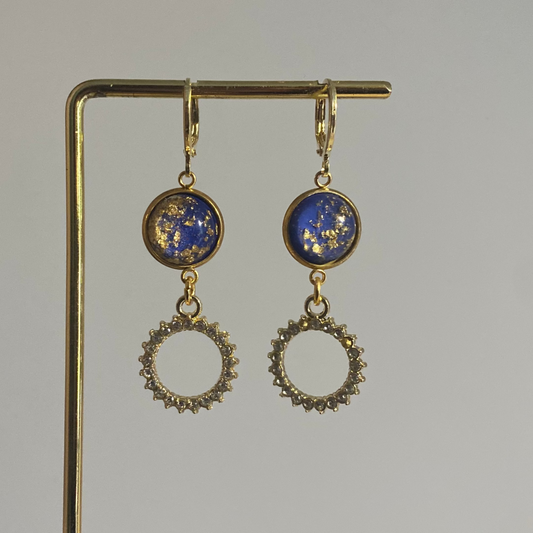 Lellebel oorbellen Sparkling Lilac in de kleur kobalt blauw en goud ingelegde bedels en een zirkonia hanger 