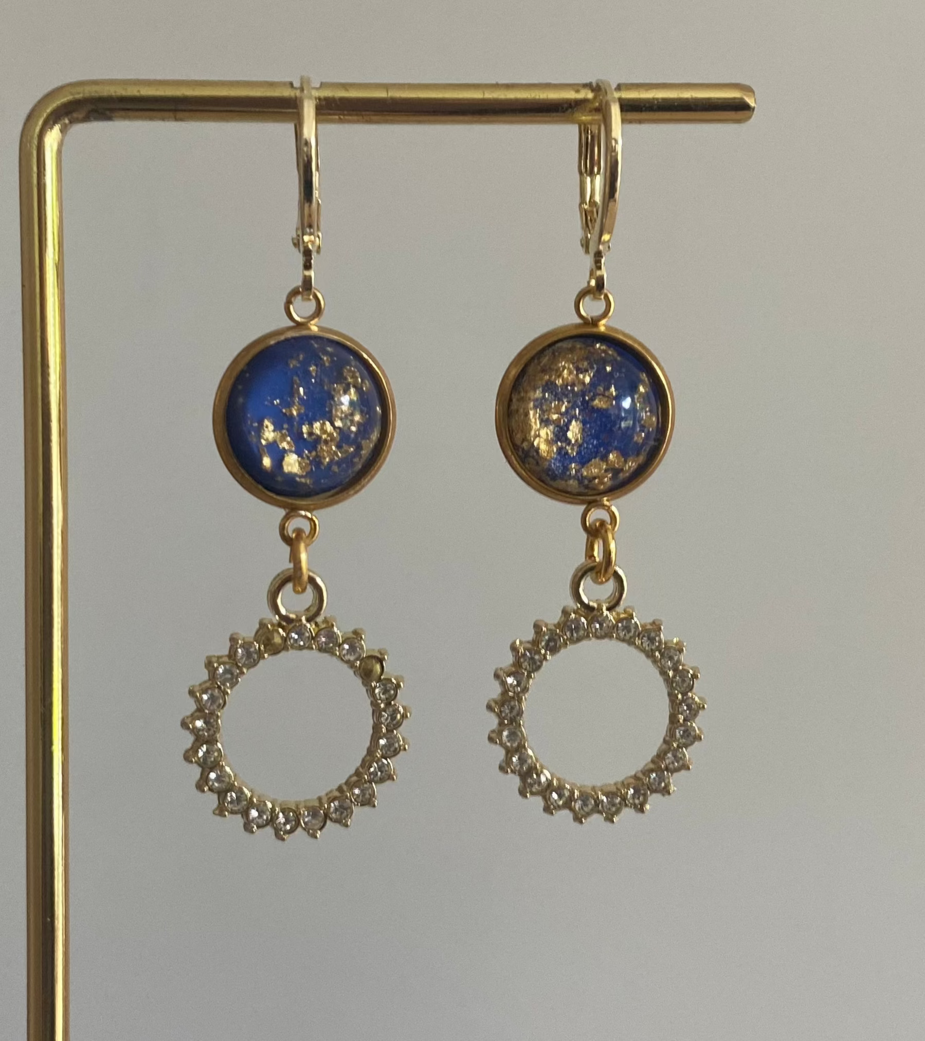 Lellebel oorbellen Sparkling Lilac in de kleur kobalt blauw en goud ingelegde bedels en een zirkonia hanger 