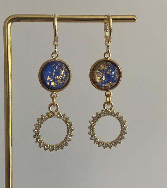 Lellebel oorbellen Sparkling Lilac in de kleur kobalt blauw en goud ingelegde bedels en een zirkonia hanger 