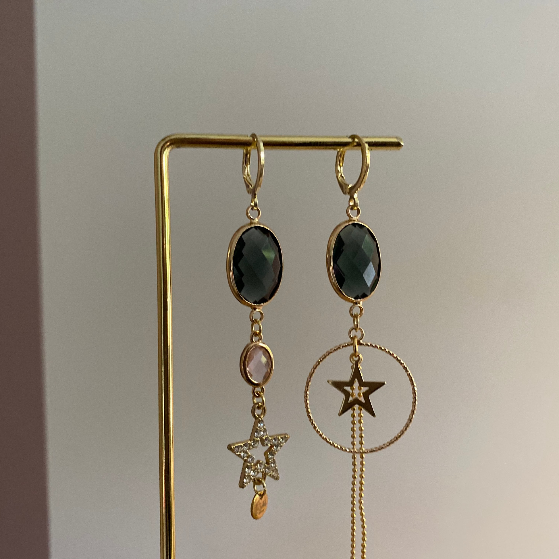"Asymmetrisch oorbelpaar met 14k vergulde haakjes, grijze glasbedels, zirkonia ster, 14k vergulde ster en lichtroze glasbedel