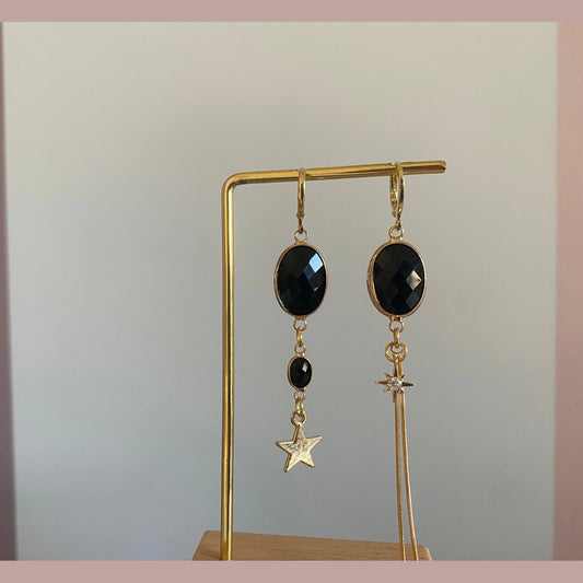 Asymmetrische oorbellen met zwarte glasbedels en zirkonia sterretje en 14K vergulde details 