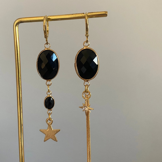 Asymmetrische oorbellen met zwarte glasbedels en zirkonia sterretje en 14K vergulde details 