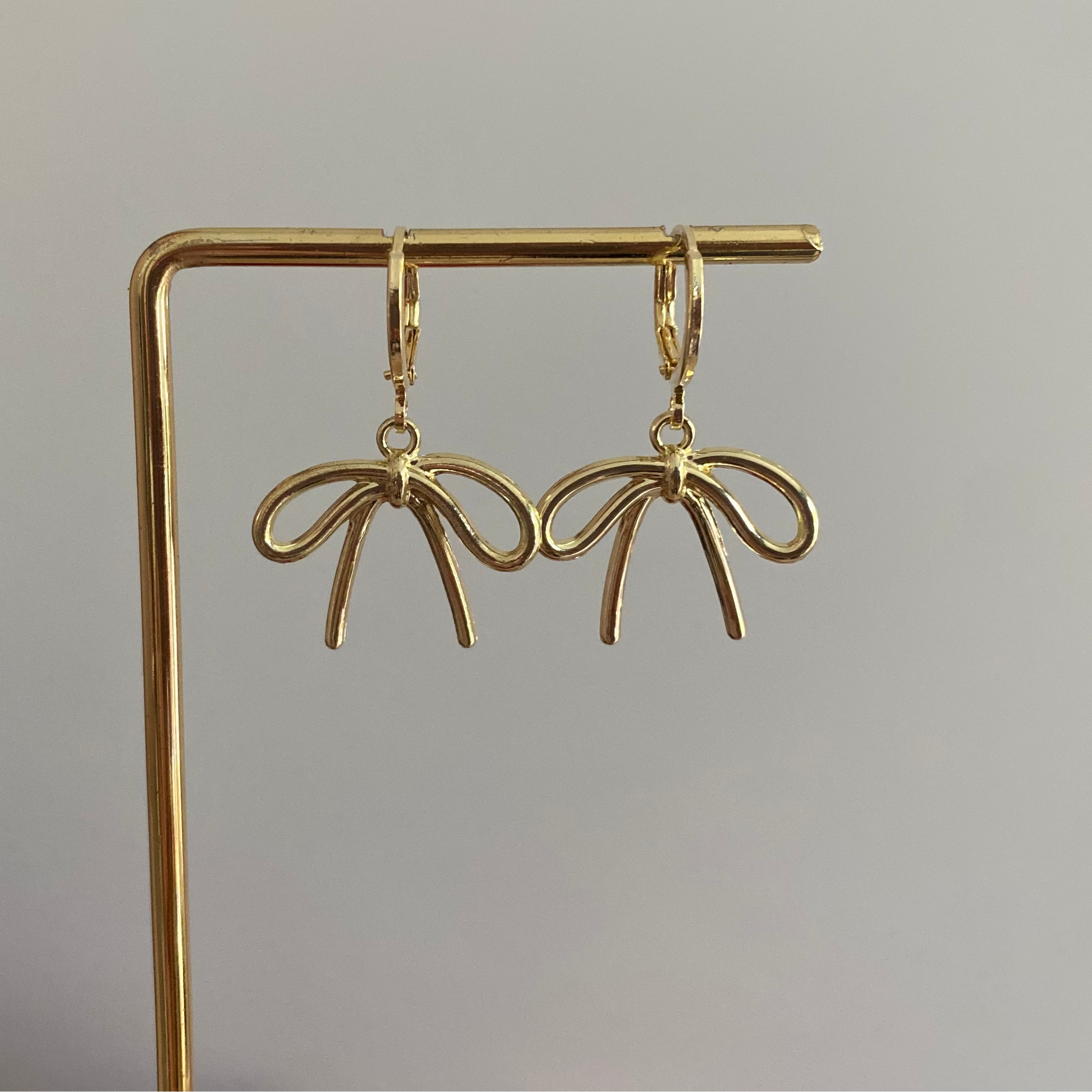 14k vergulde strikjes oorbellen, ca. 3 cm lang, speels en elegant ontwer