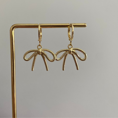 14k vergulde strikjes oorbellen, ca. 3 cm lang, speels en elegant ontwer