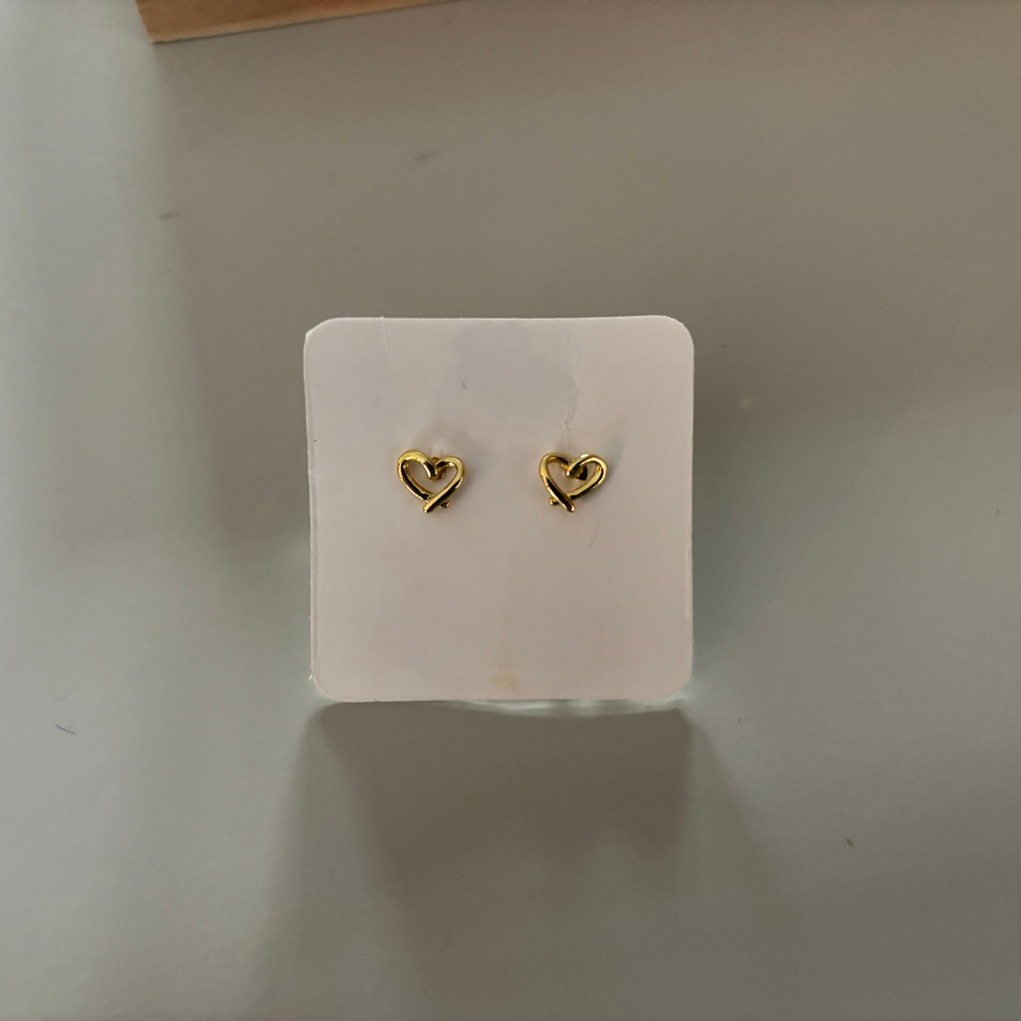 Stud oorbel met een open hartje, klein en minimalistisch.