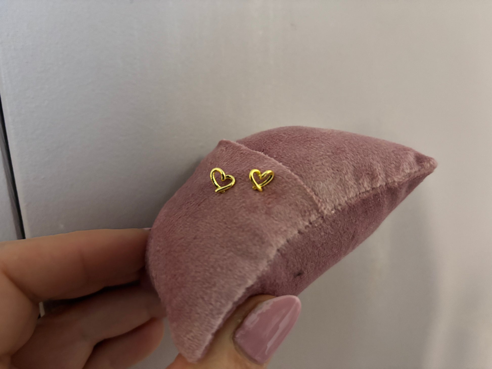 Stud oorbel met een open hartje, klein en minimalistisch.