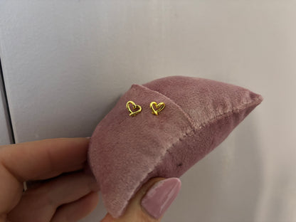 Stud oorbel met een open hartje, klein en minimalistisch.
