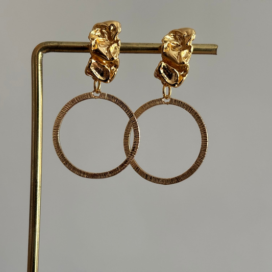 14k vergulde oorbellen Touch of Gold met gewrongen oorsteker en gehamerde ring, circa 4 cm lang.