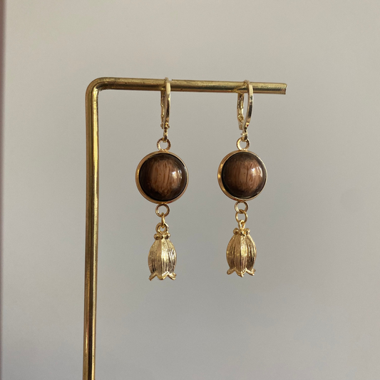 Korte oorbel met donkerbruine cabochon en een 14k vergulde tulpbedel eronde