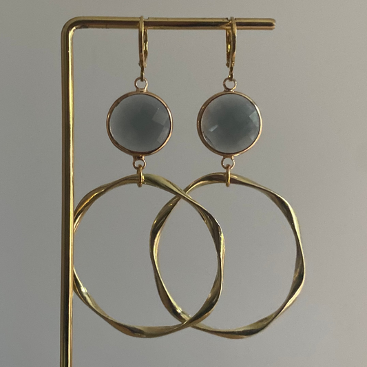 14K vergulde ringetjes met een grijze glasbedel en een 14K vergulde gedraaide grote hanger 