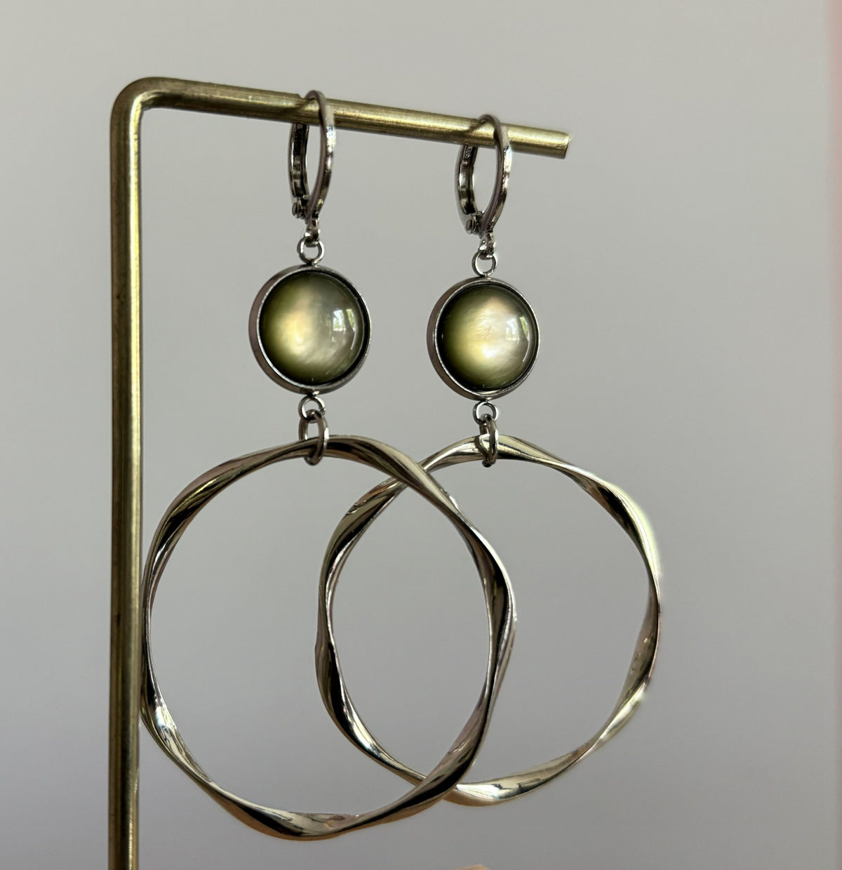 Zilverkleurige oorringen van 40 mm met legergroene cabochon