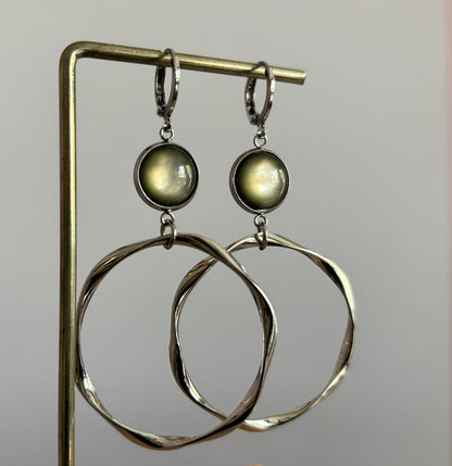 Zilverkleurige oorringen van 40 mm met legergroene cabochon